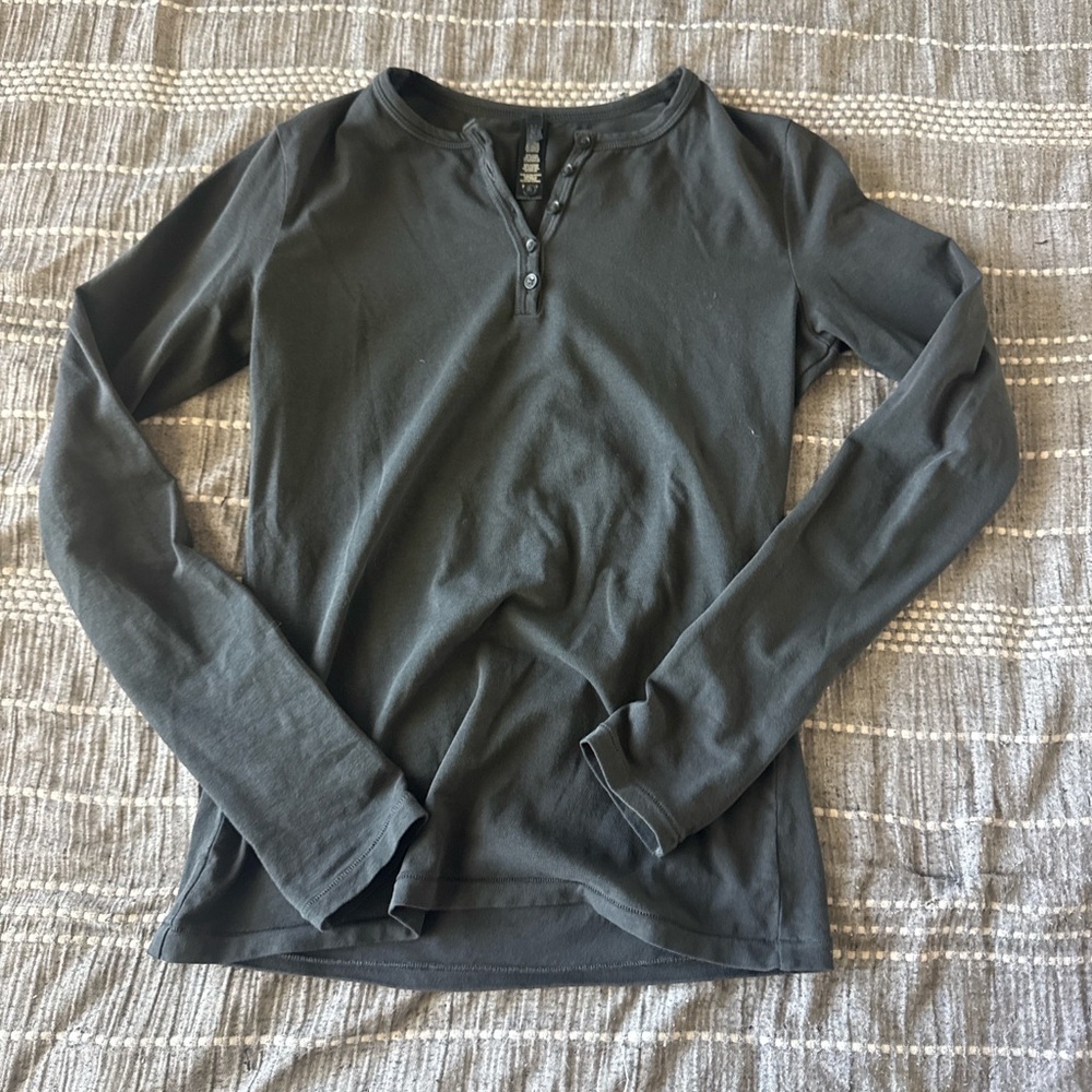 SKIMS Cotton Jersey Henley Long Sleeve – Washed Black, Size S